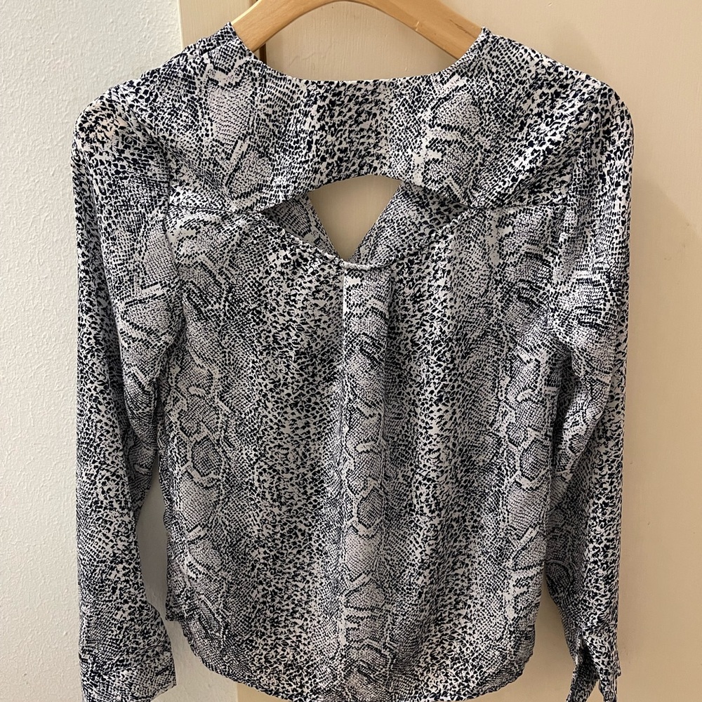 A bundle of two Guess blouse.Color blue and light brown. Worn twice almost new - Picture 2 of 4